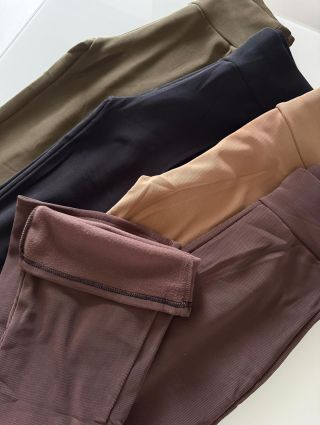 Milujete legíny? Tyhle budete milovat ještě víc 🤭 Zateplené, zvonové a neskutečně pohodlné – ve 4 krásných barvách 🤎🖤🤍☕️...