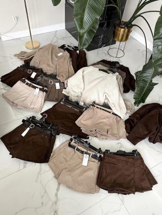 Měkké svetry, šortky s páskem a hřejivé odstíny hnědé, béžové a krémové — kombinace, která nikdy nezklame 🤎✨ Pohodlí, styl...