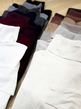 Podzimní klasika, která nikdy nezklame. 🤍 Hebké roláky v barvách, které ladí ke každému outfitu i dni.